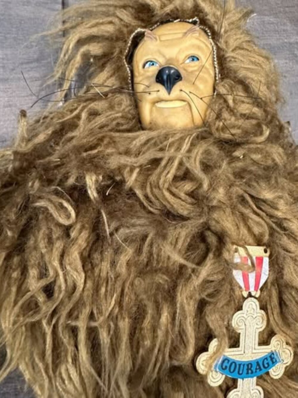 Cowardly Lion Plush w/ Courage Medal & Original Tag – P3802